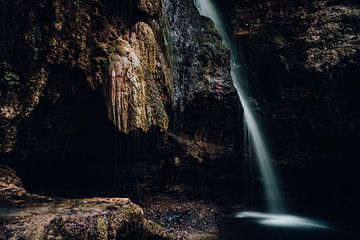 Mystischer Wasserfall von Paul Witton
