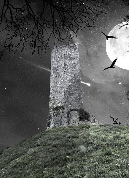 Spookachtige toren van Montcuq bij maanlicht van Gonnie van Hove