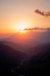 Zonsondergang boven Mestia in Georgië van Leo Schindzielorz