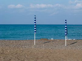 Blauw met witte parasols aan het strand by Dick de Vries