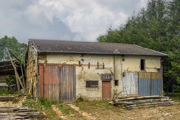 Grange abandonnée dans la campagne française sur MMFoto