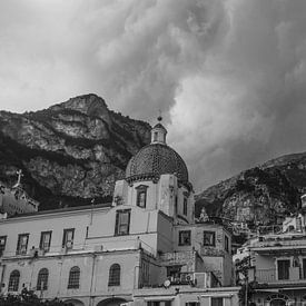 Dunkle Wolken über Positano. von Mark Kuiper