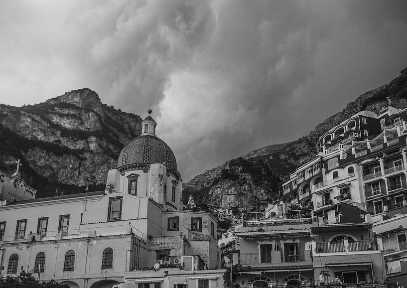 Donkere wolken boven Positano. van Mark Kuiper