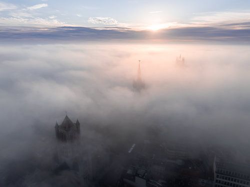 Opkomende zon boven de torens van Gent omhuld in mist (2)