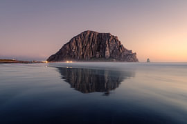 Morro Rock bei einem warmfarbenen Sonnenuntergang – zeitlos von Lichtveld