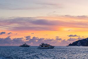 Sonnenuntergang mit Booten an der Amalfiküste in Italien