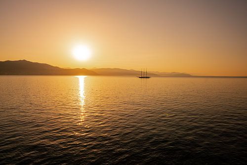 Zonsopgang aan de Ligurische kust