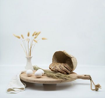 Stilleven met korenbrood en eieren voor de keuken. van Saskia Dingemans Awarded Photographer