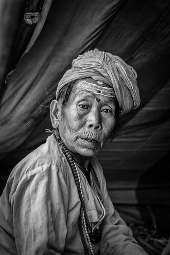 Vrouwlijke sadhoe in het tentenkamp van de Kumbh Mela in Haridwar India. Wout Kok One2expose