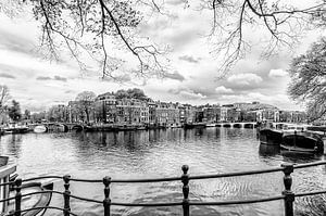 Ein Blick auf die Amstel rechts die Magere Brug und Carre.