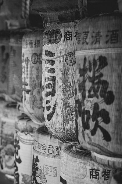 Sake-Fässer in Schwarz und Weiß von Studio Graber