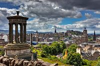 Uitzicht van Carlton Hill naar de historische oude binnenstad van Edinburgh
