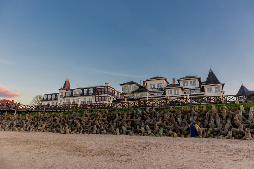 Avondwandeling langs de strandboulevard in Mielno van Oliver Hlavaty
