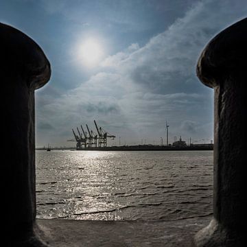 Zicht door twee bolders in de haven van Hamburg van Andrea Gaitanides - Fotografie mit Leidenschaft