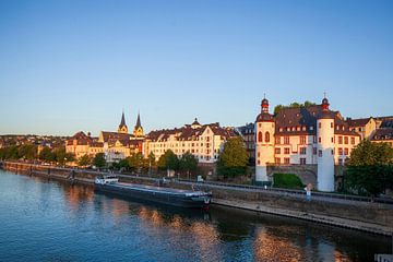 Peter-Altmeier-Ufer an der Mosel mit Altstadt im Abendlicht, Koblenz, Rheinland-Pfalz, Deutschland