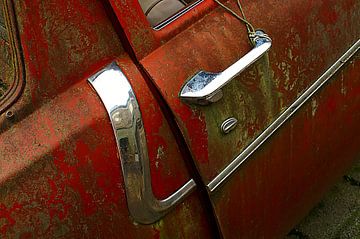 Détail d'une vieille voiture rouge rouillée sur Alice Berkien-van Mil