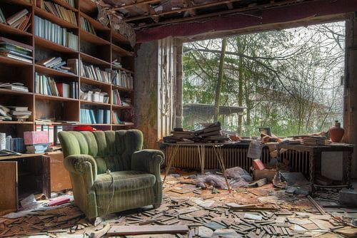 La bibliothèque dans une villa abandonnée