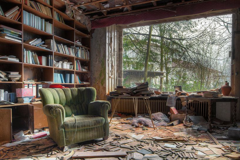 Die Bibliothek in einer verlassenen Villa von Truus Nijland
