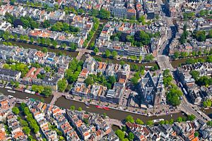 Luchtfoto Anne Frank huis, Westerkerk, Prinsengracht en Keizersgracht van Anton de Zeeuw