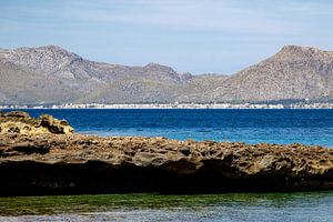 Baai voor het schiereiland La Victoria in Mallorca van Reiner Conrad