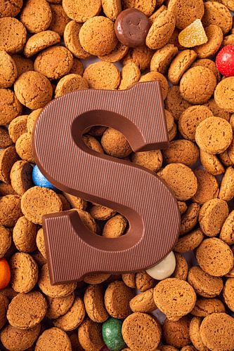 Milk chocoladeletter S met kruidnoten voor Sinterklaas
