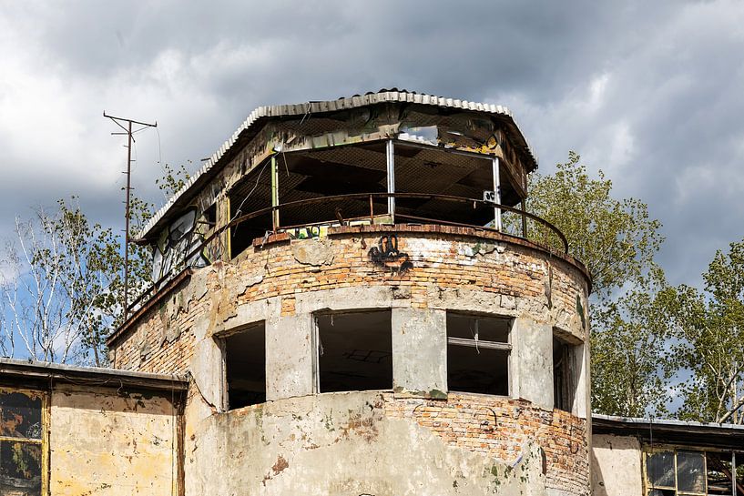 Lost Place Alter Flugplatz Rangsdorf - Flugkontrolltower auf der alten Einfliegerhalle von Frank Herrmann