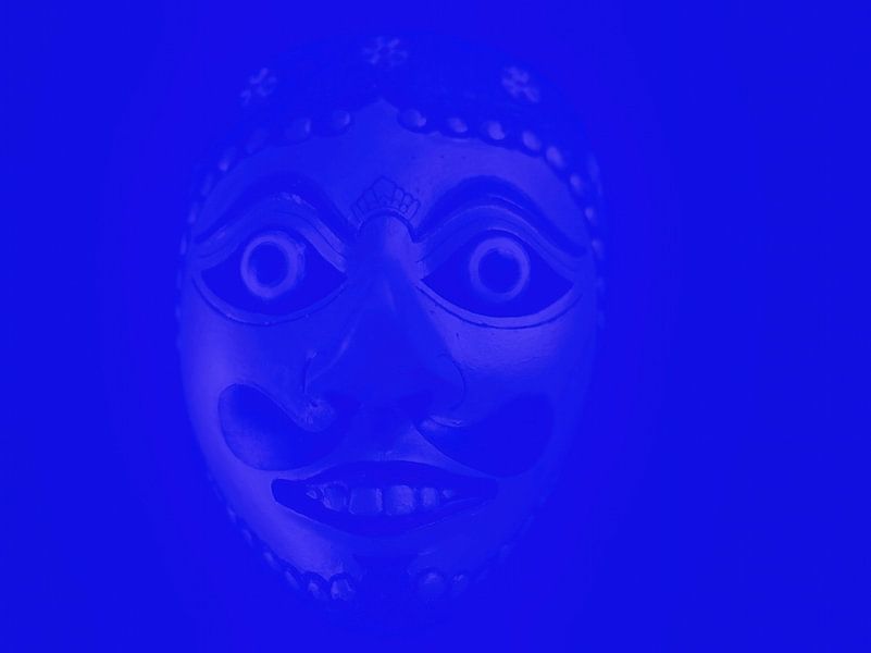 Versteckt in Blau von Eduard Lamping