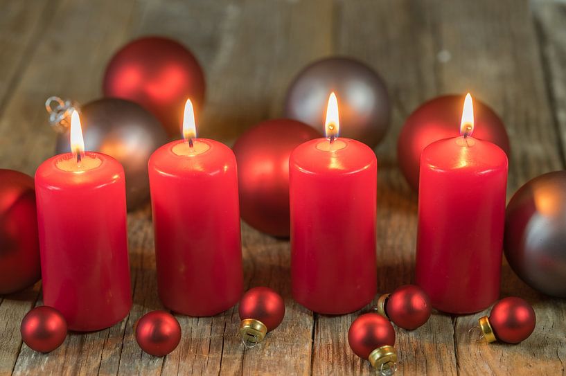 Weihnachtskerzen mit Kugeln Ornamenten von Alex Winter