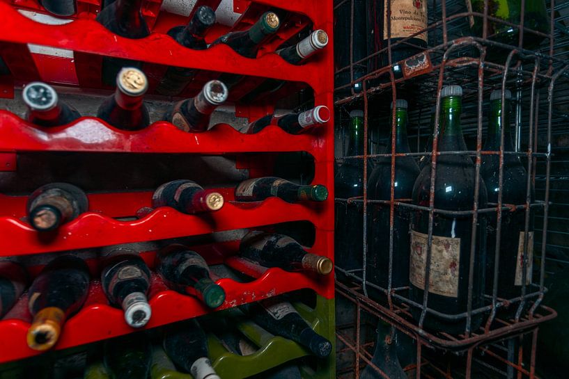 Wine cellar in an abandoned house. by Het Onbekende