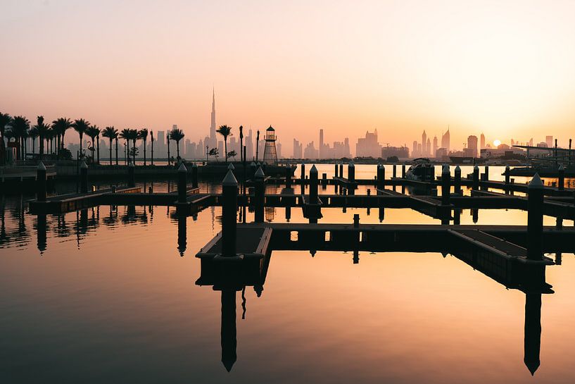 Marina mit Leuchtturm im Dubai Creek Harbour, Skyline und Burj Khalifa im Hintergrund von Michiel Dros