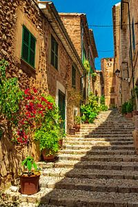 Malerische Straße im alten Dorf Fornalutx auf Mallorca