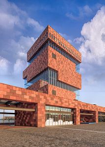 MAS Museum gegen den blauen Himmel mit dramatischen Wolken, Antwerpen 1 von Tony Vingerhoets