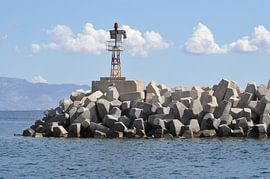 Krib met vuurtoren, Kalymnos Griekenland by Miranda Lodder