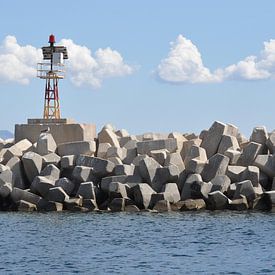 Krib met vuurtoren, Kalymnos Griekenland von Miranda Lodder