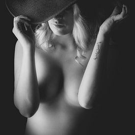 Nackte Frau mit Hut schwarz und weiß von Leo van Valkenburg