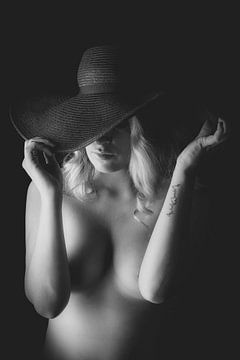 Naakte vrouw met hoed zwart wit