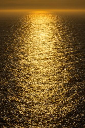 Gouden golven op de Atlantische zee