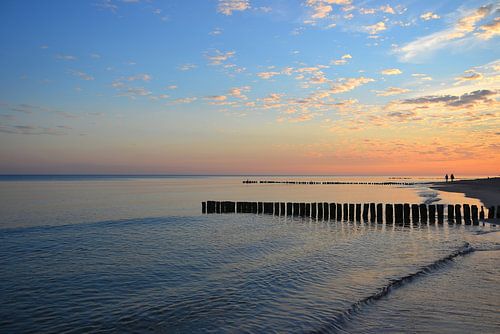 Avondlijke sfeer op het strand van de Poolse Oostzee bij Rewal
