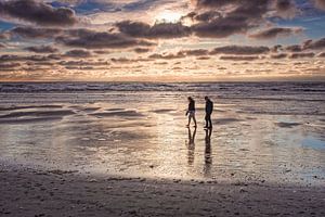 Coucher de soleil sur la plage près de De Koog sur Texel sur Rob Boon