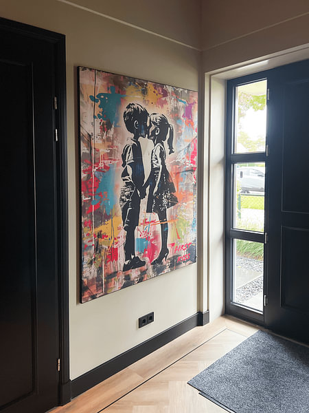 Klantfoto: De eerste kus | Street art graffiti in Banksy stijl van Frank Daske | Foto & Design, als ArtFrame