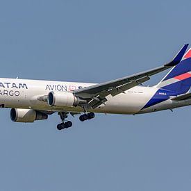 Landende LATAM Cargo Boeing 767-300. van Jaap van den Berg