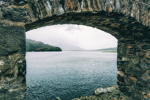 Urquhart Castle in Schotland. Catacomben ruïne bij de verdedigingsmuur.