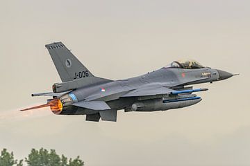 Take-off met naverbrander Nederlandse F-16 (J-006). van Jaap van den Berg
