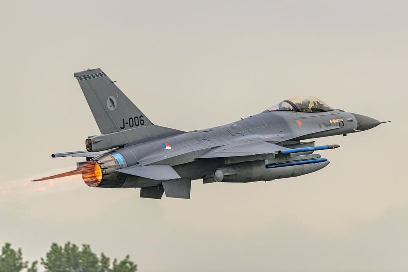 Décollage avec postcombustion du F-16 néerlandais (J-006). par Jaap van den Berg