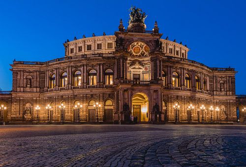 Die Semperoper Dresden zur Blauen Stunde
