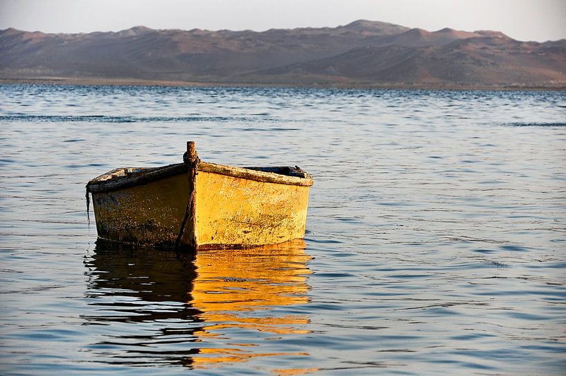 Een eenzame boot op het kalme water van Paracas in de schemering van Frank Photos