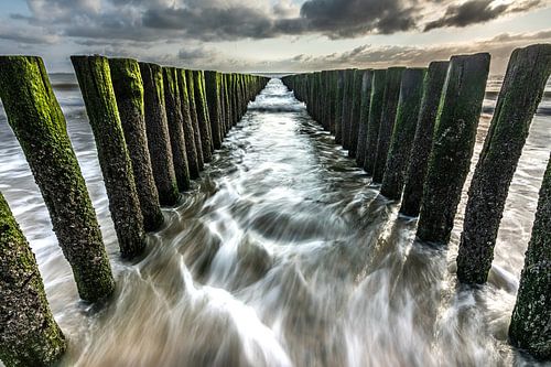 Photo à longue exposition des brise-lames de la plage de Valkenisse