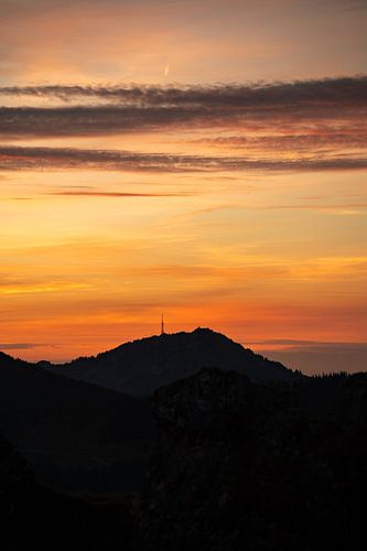 roodgloeiende hemel bij zonsondergang boven de Grünten