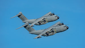 Zwei malaysische Airbus A400M-Transportflugzeuge.