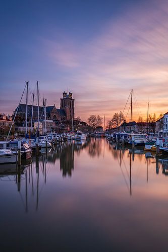 Grote Kerk en Nieuwe Haven in Dordrecht bij zonsondergang